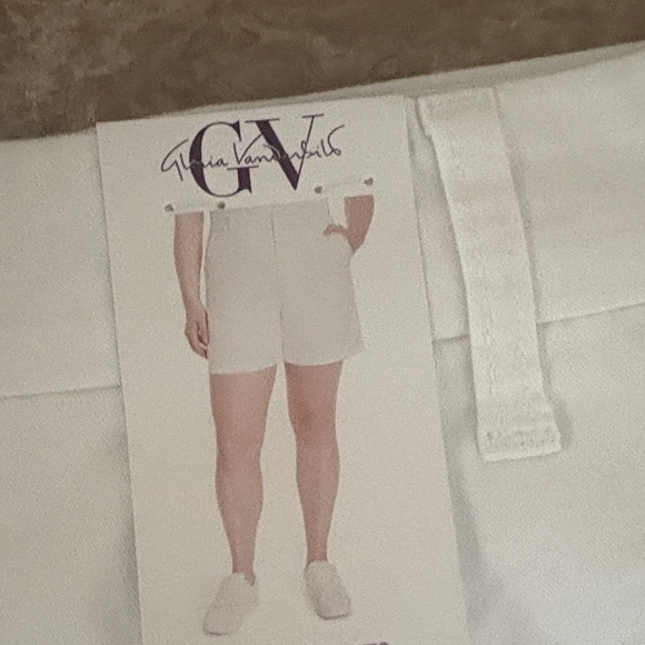 Gloria Vanderbilt Women's Classic White Bermudas - Picture 1 of 3
